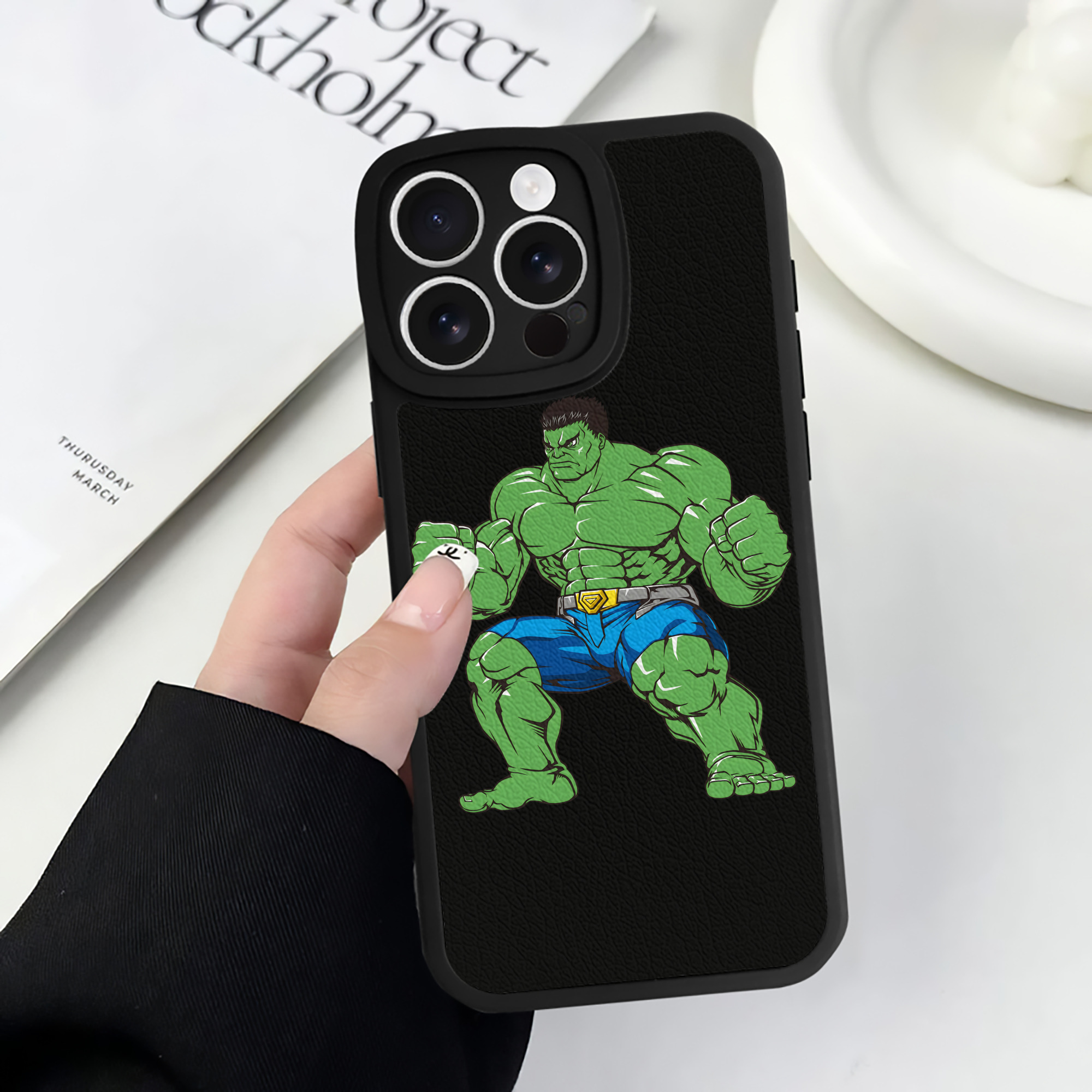 （画像用） アベンジャーズ The Avengers 【iPhone 16シリーズ対応】シリコンスマホケース（レザー調） 材質：シリコン